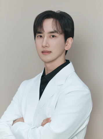 Dr. Kim Jae-hyung at HOAN Clinic in Seoul