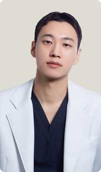 لي إيو ميونغ (Lee Eo-myeong، 이어명)، طبيب في عيادة JIWOO