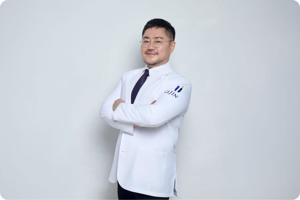 리진의원 성상윤 총괄원장 공식 의료진 사진