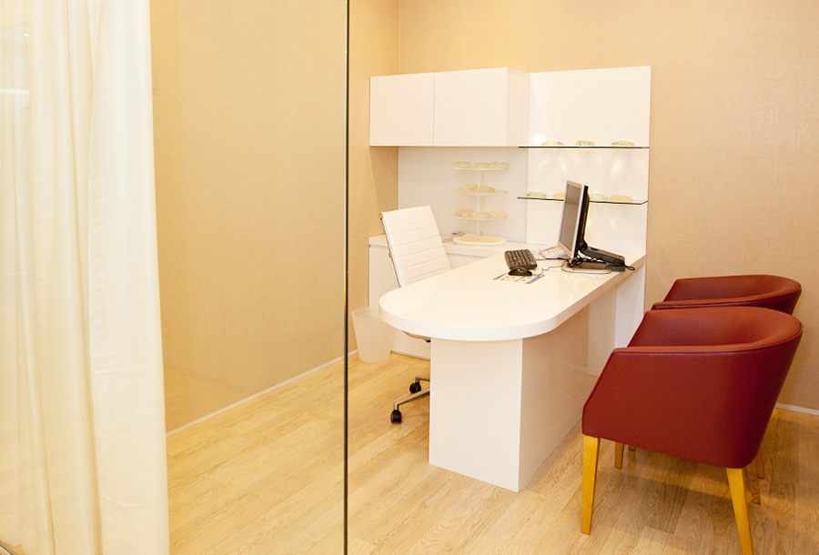 MD Clinic: الطابق 7 · الاستقبال والاستشارة — غرفة الاستشارة