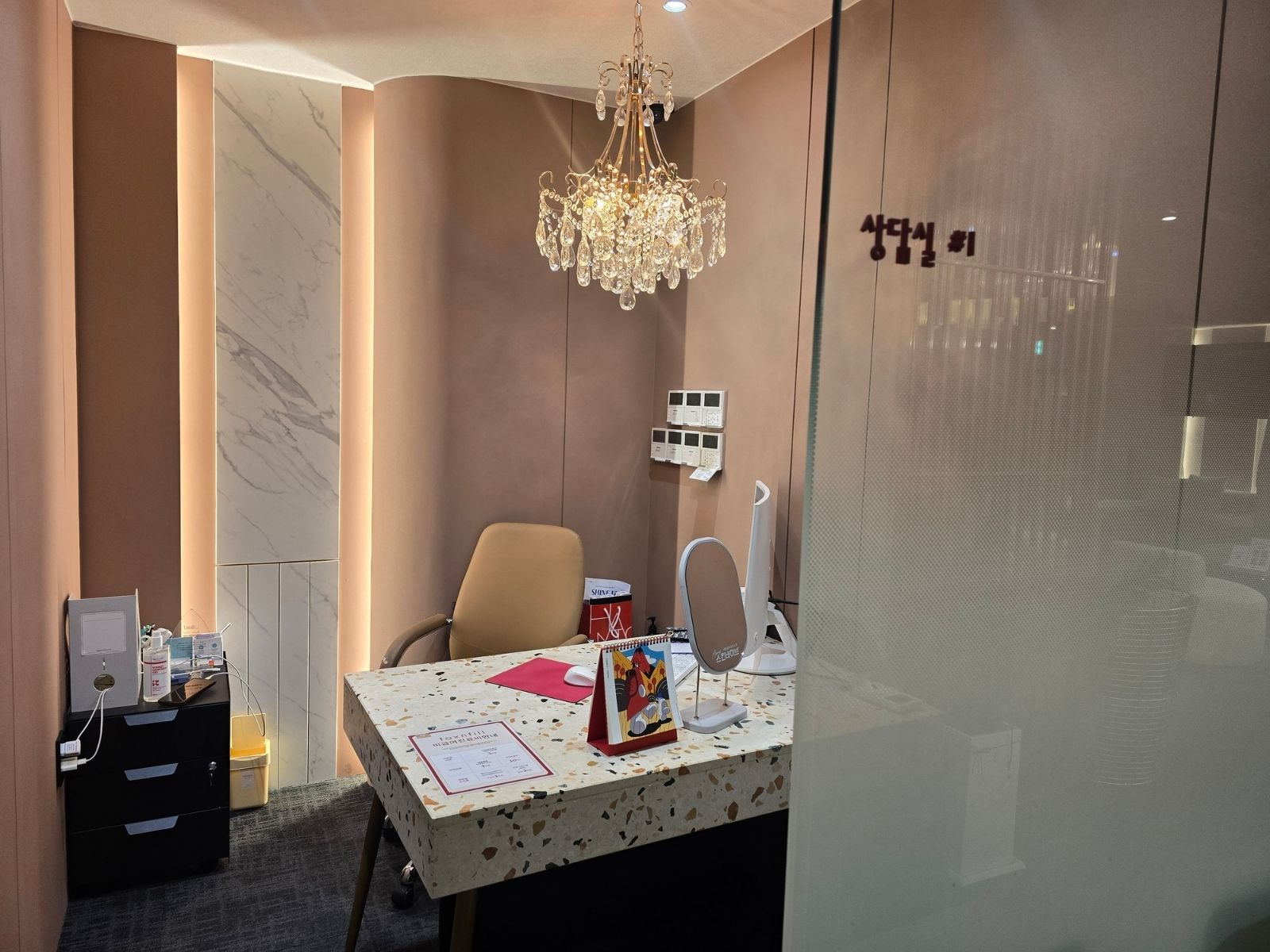 Salle de consultation avec lustre · Toxnfill Konkuk