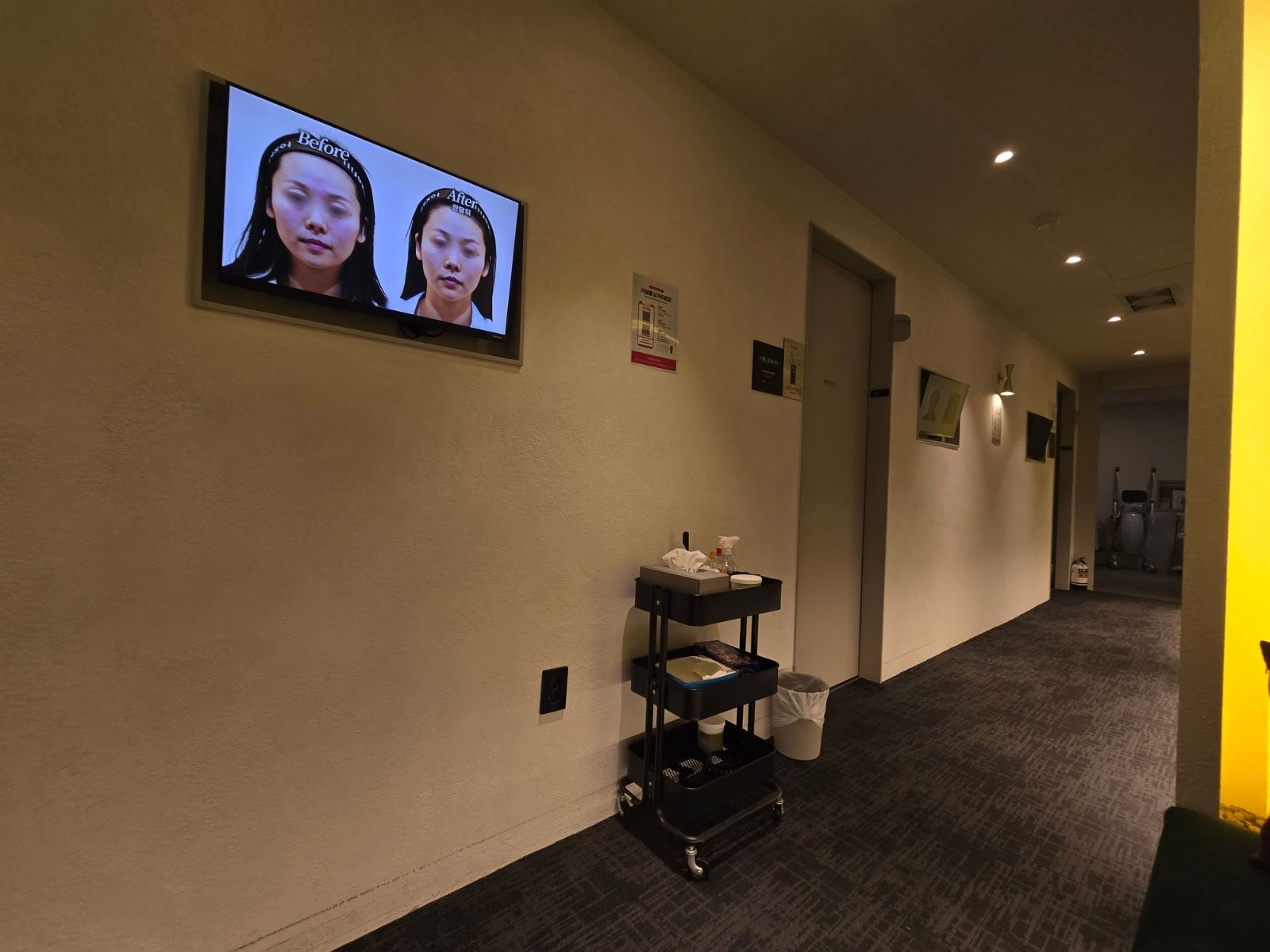 Couloir des salles de soins avec écrans · Toxnfill Konkuk