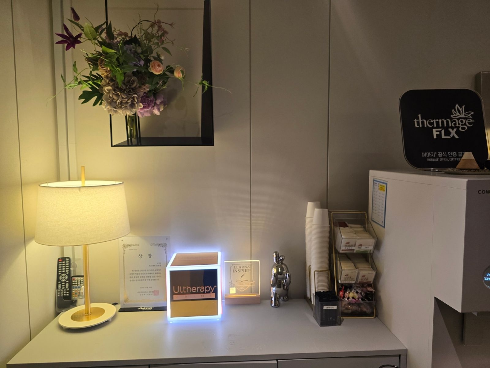 Espace boissons avec informations Ultherapy et Thermage · Toxnfill Konkuk