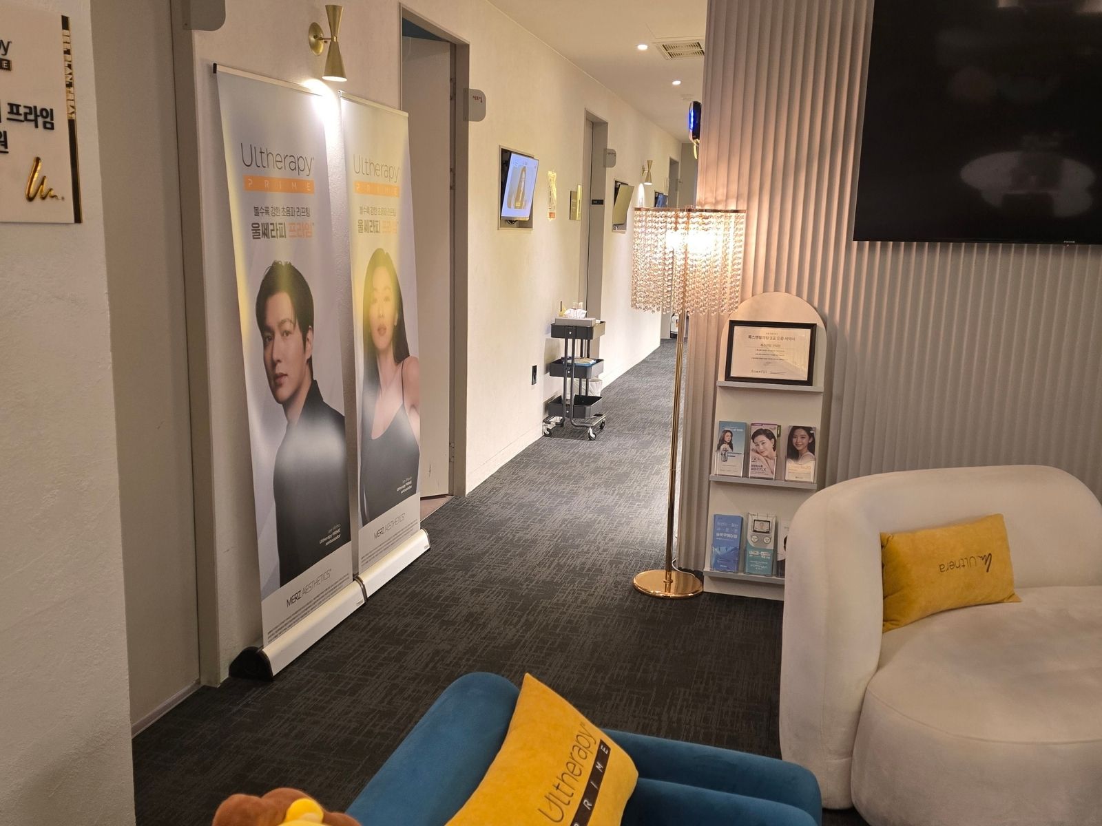 Couloir avec bannières Ultherapy PRIME · Toxnfill Konkuk