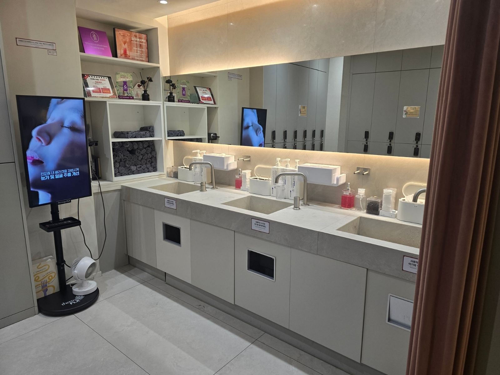 Lavabos, miroirs et casiers individuels · Toxnfill Konkuk